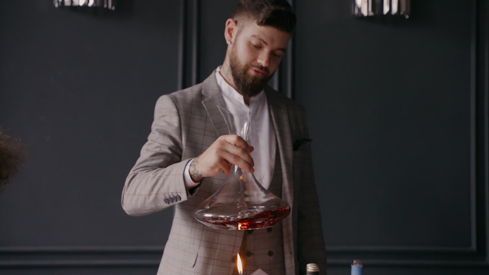 Radu învârte vinul roșu în carafă