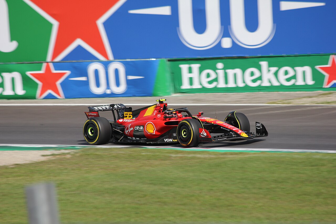 Monopost Ferrari modern de Formula 1 în cursă la Monza în 2023