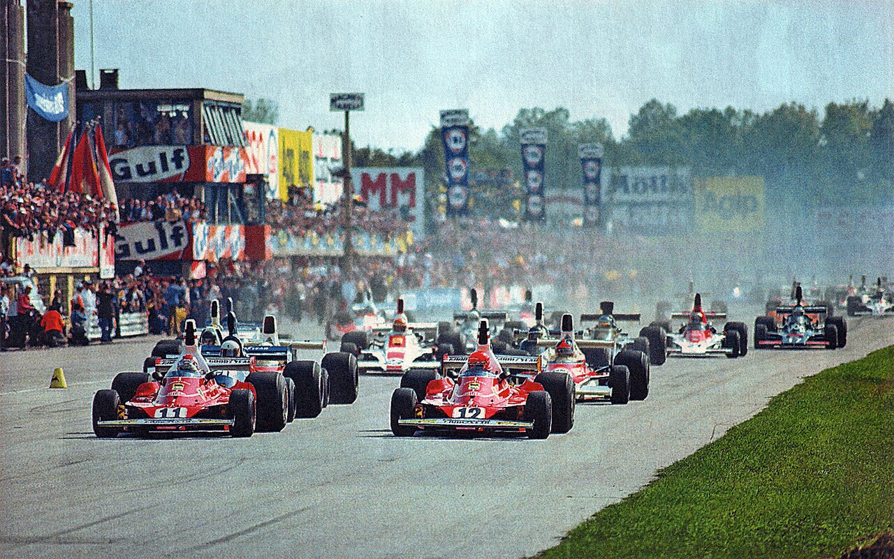 Startul Marelui Premiu al Italiei din 1975, cu monoposturile Ferrari conducând plutonul