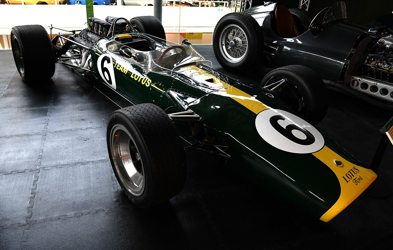 Lotus 49 din 1967 în livrea verde și galbenă Team Lotus, cu motorul Ford Cosworth expus