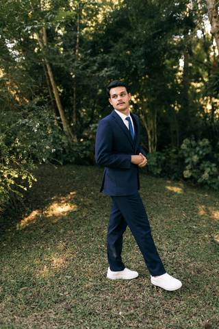 Mirele în costum bleumarin, pe iarba unei grădini
