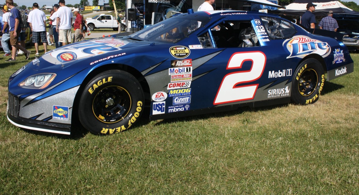 Mașină NASCAR albastră cu numărul 2, echipată cu numeroși sponsori și anvelope Goodyear