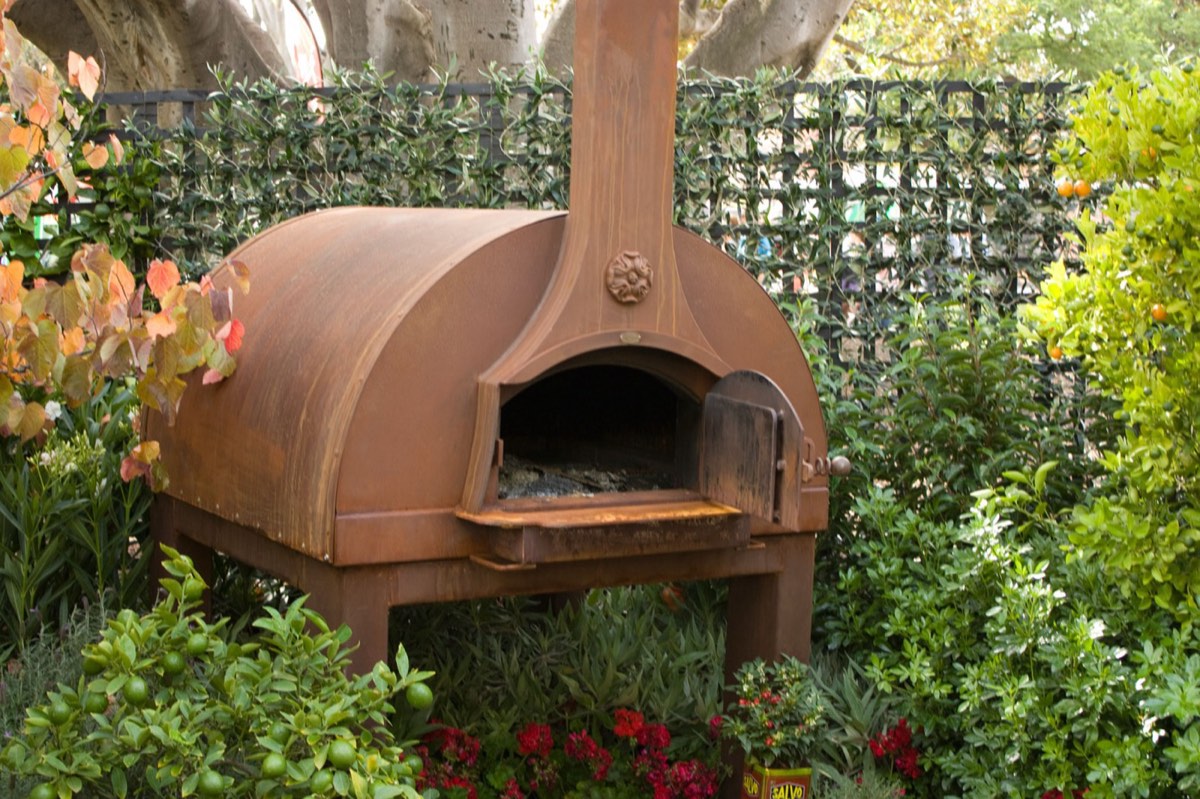 Cuptorul de zidărie pe lemne al pizzeriei Vatră, văzut din exterior