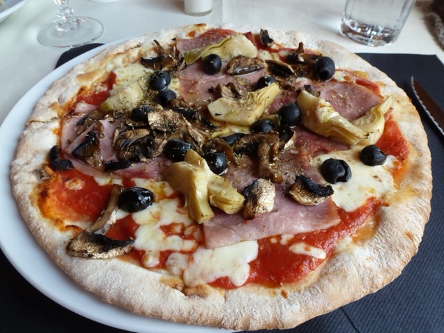 Pizza Capricciosa, cu șuncă, ciuperci și anghinare