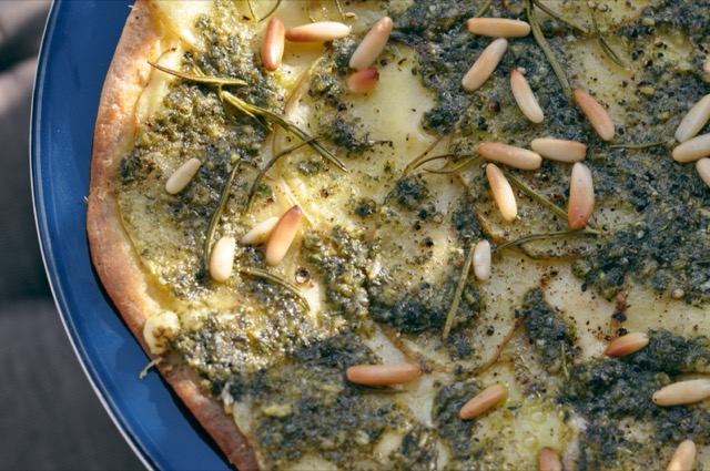 Pizza Ciobanul, cu telemea afumată și cartofi noi