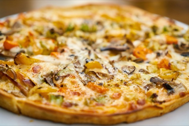 Pizza cu mix de ciuperci sălbatice