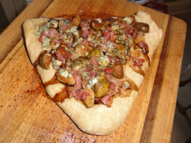Pizza cu gorgonzola și smochine proaspete
