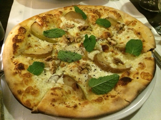 Pizza Livada, cu pere caramelizate și gorgonzola
