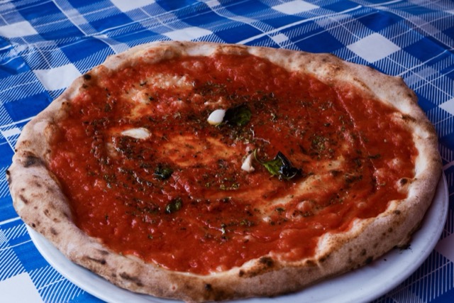 Pizza Marinara, cu roșii, usturoi și oregano, fără brânză