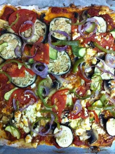 Pizza Mediteraneana, cu anghinare, măsline și feta