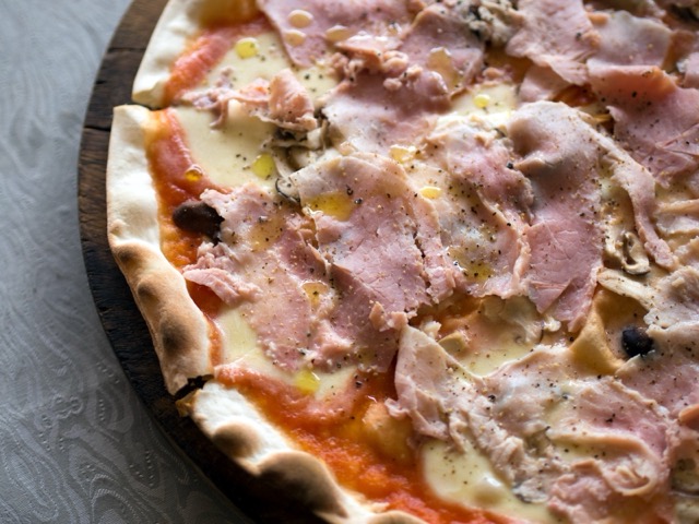 Pizza cu prosciutto crudo și ciuperci