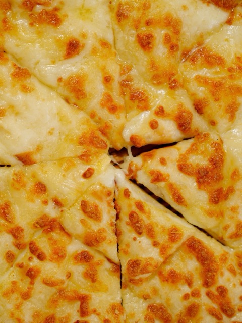 Pizza cu patru brânzeturi topite