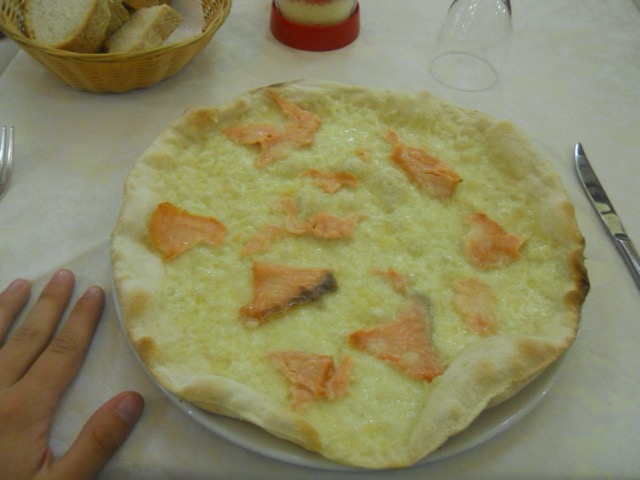 Pizza rece cu somon afumat și mărar