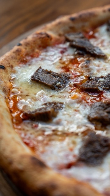 Pizza Tartufata, cu cremă de trufe și ou