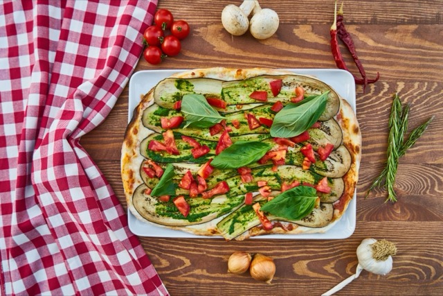 Pizza vegetariană cu ardei, dovlecel și vinete